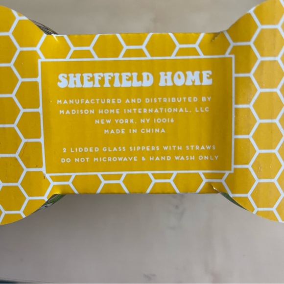 Glass bee sippers with lids and straws - Picture 3 of 7